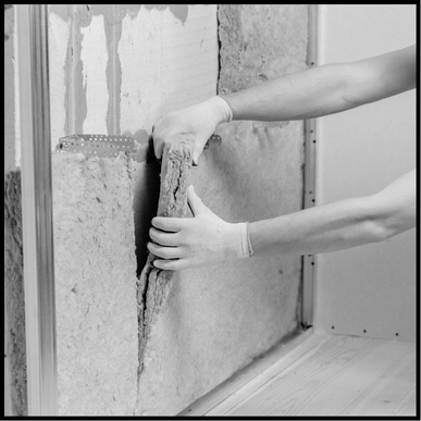 Empleado trabajando en la construcción de una pared