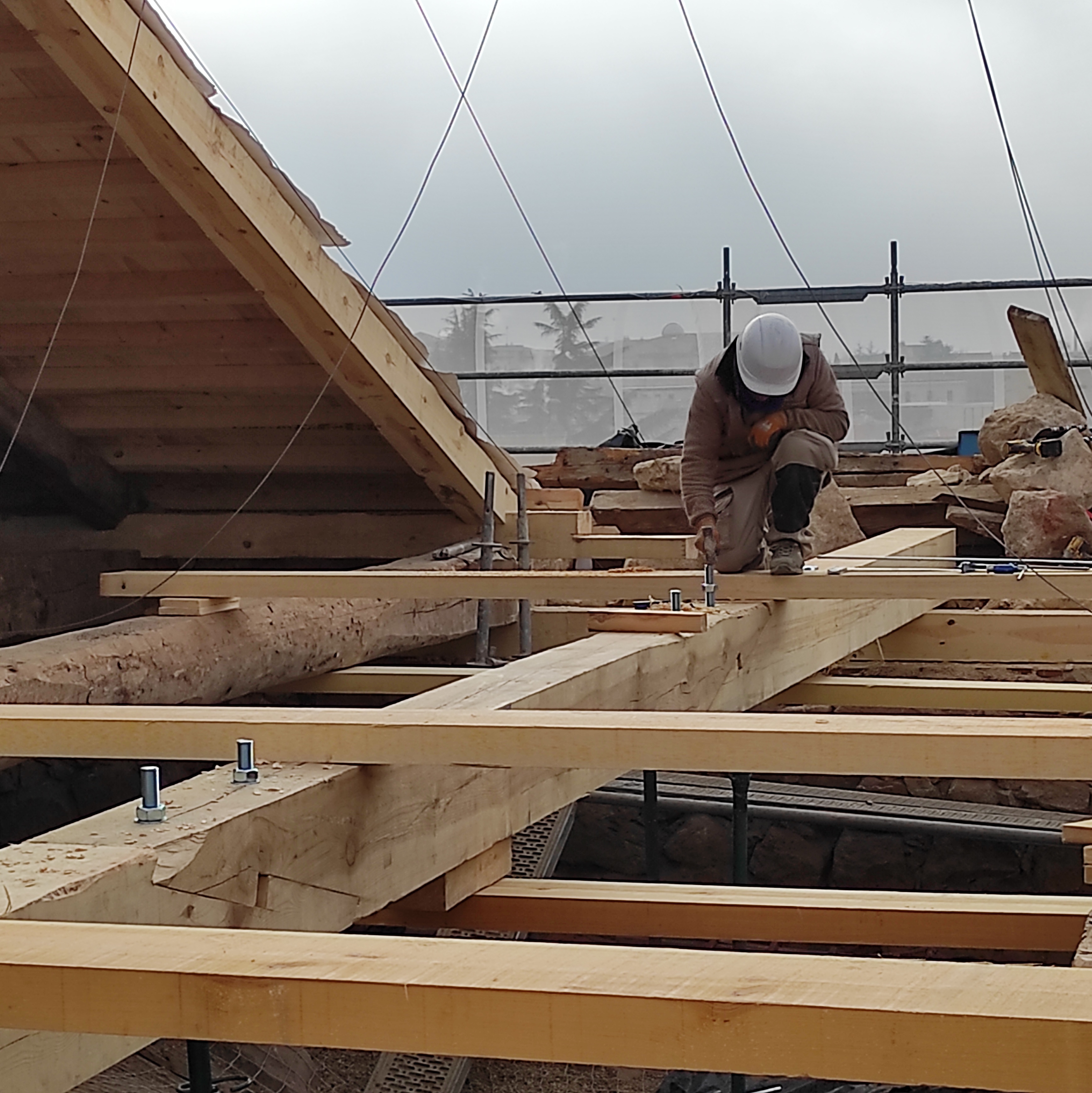 Empleado trabajando en el tejado