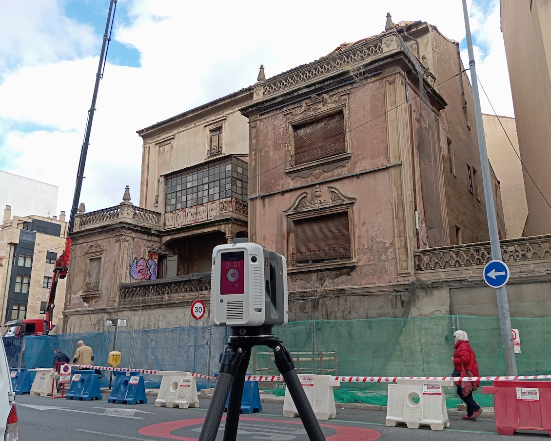 Trabajos de medición sobre el edificio antiguo de la Avenida de Italia en Salamanca
