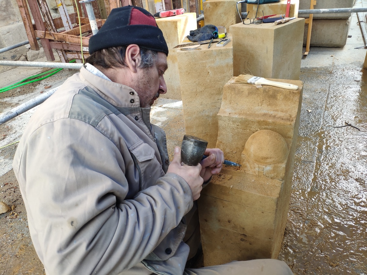 Artesano tallando piedra de Villamayor